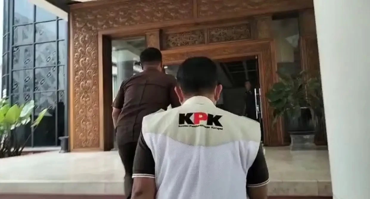 KPK melakukan penggeledahan ke sejumlah lokasi di Jatim terkait dugaan suap dana hibah dengan tersangka Wakil Ketua DPRD Jatim. (Foto: Tangkapan Layar Youtube)