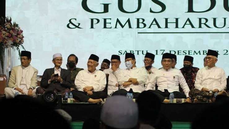 Haul ke-3 Gus Dur di Pondok Pesantren Tebuireng Jombang. Tampak KHU Husein Muhammad, KH Prof Nasaruddin Umar, KH Abdul Halim Mahfudz, Gus Ipul, KH Yahya Cholil Staqut, dan KH Ahmad Mustofa Bisri. (Foto: fb husein muhammad)