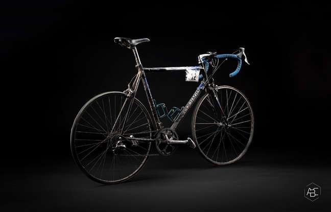 Colnago C40 yang menjadi juara di Paris Roubaix dipajang di museum La Collezione milik Ernesto Colnago lengkap dengan sisa lumpurnya.