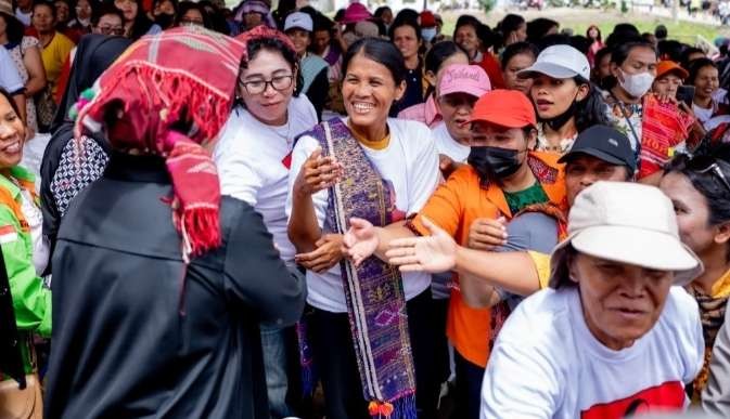 Suasana gembira pada puncak peringatan Hari Ibu di Bengkulu. (Foto: MC DPR RI)