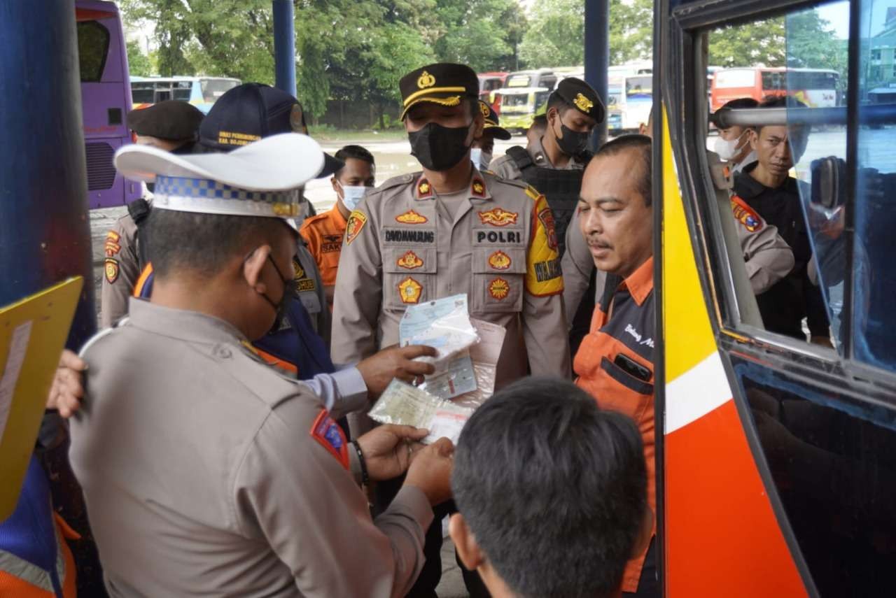 Wakapolres Bojonegoro, Kompol David Manurung, didampingi Kasat Lantas menggelar tes urine di Terminal Rajekwesi, Bojonegoro, Kamis 22 Deember 2022. (Foto: dok Polres Bojonegoro)