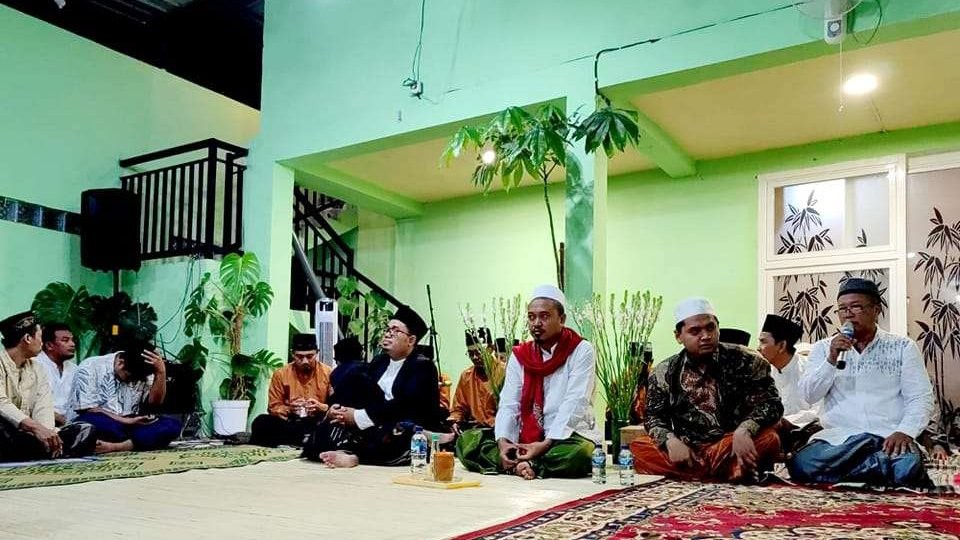 Kiai Ma'ruf Khozin dan kebahagiaan di antara tradisi membaca kalimat tahlil dalam kegiatan Tahlilan dan Yasinan. (Foto: maruf khozin)