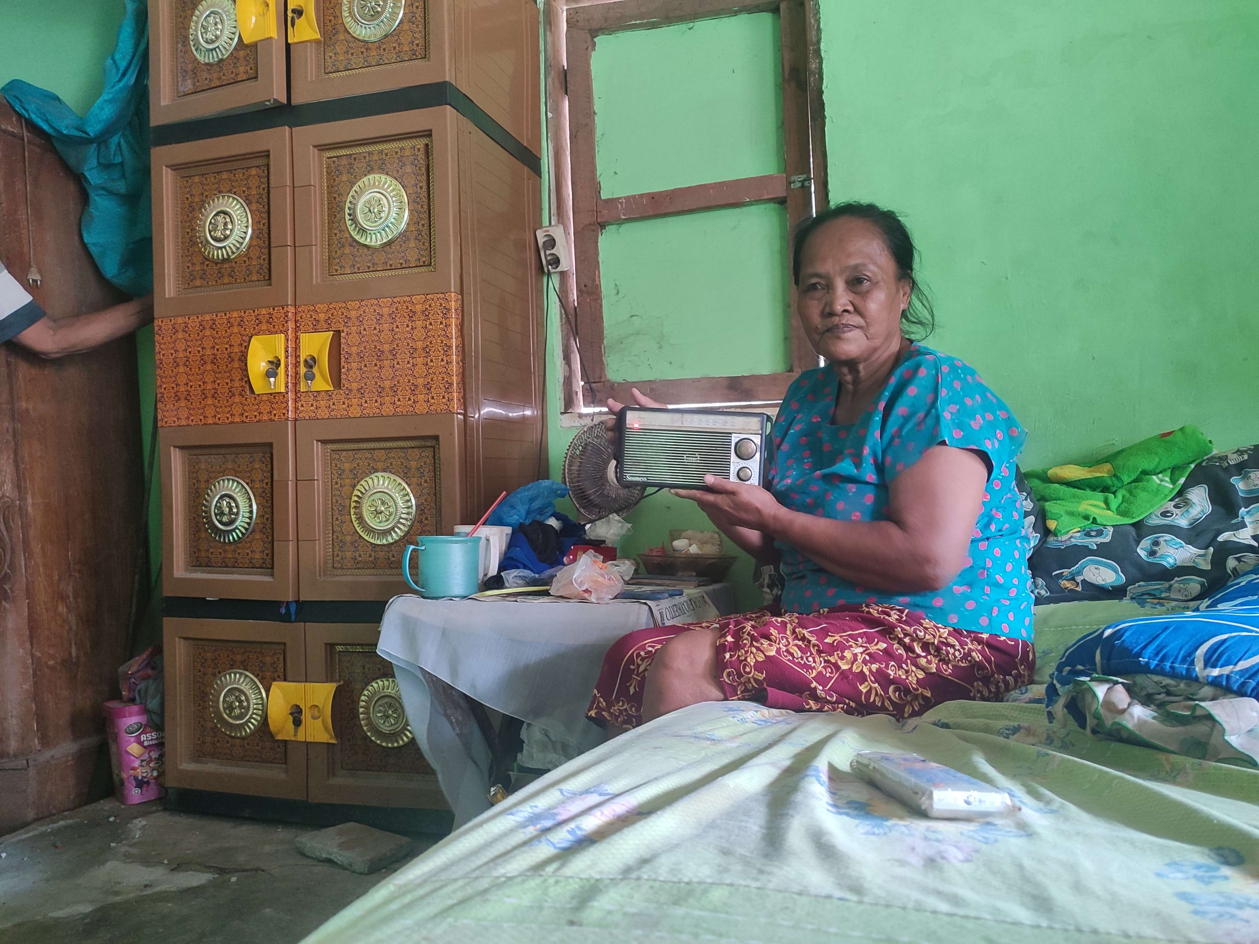 Tak mampu beli STB, warga Kota Mojokerto beralih putar radio.(Foto : Deni Lukmantara/Ngopibareng.id)