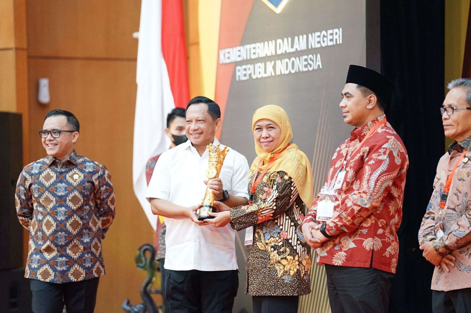 Gubernur Jatim, Khofifah Indar Parawansa saat menerima penghargaaan dari Menteri Dalam Negeri (Mendagri) Tito Karnavian di Gedung Kemendagri, Jakarta, Jumat 23 Desember 2022. (Foto: Fariz Yarbo/Ngopibareng.id)