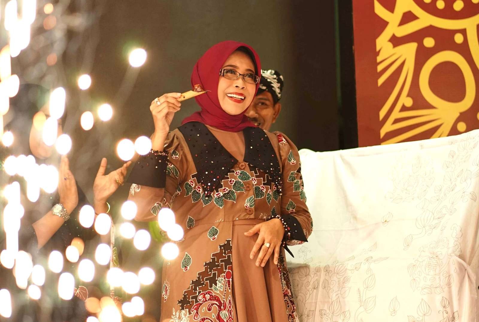 Ketua Dekranasda Kota Pasuruan Hj Fatma Saifullah Yusuf melaunching batik harmoni khas Kota Pasuruan. (Foto: Dokumentasi Kota Pasuruan)