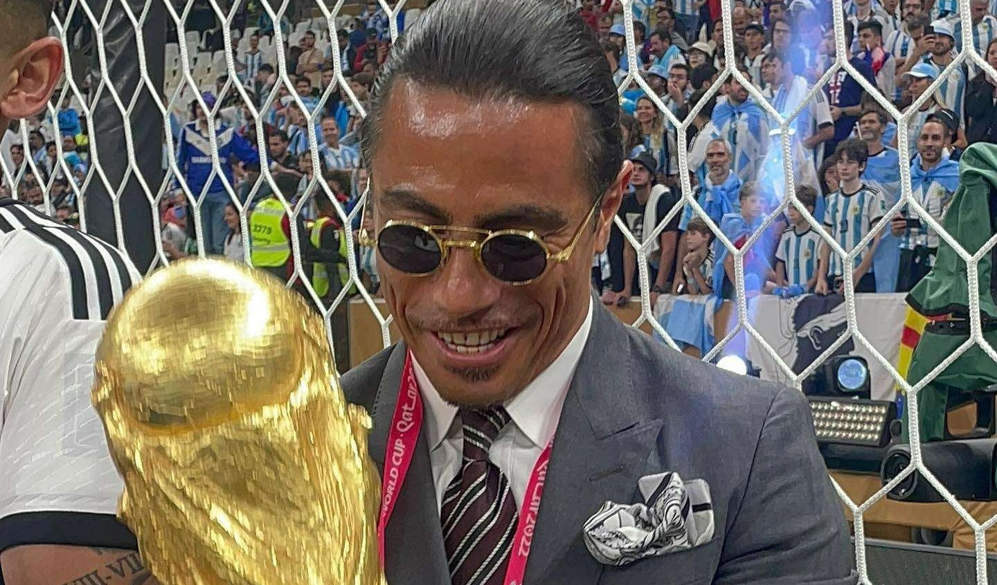 Nusret Gocke alias Nusret Bae saat memegang Trofi Piala Dunia. (Foto: Instagram/@Nusr_et)