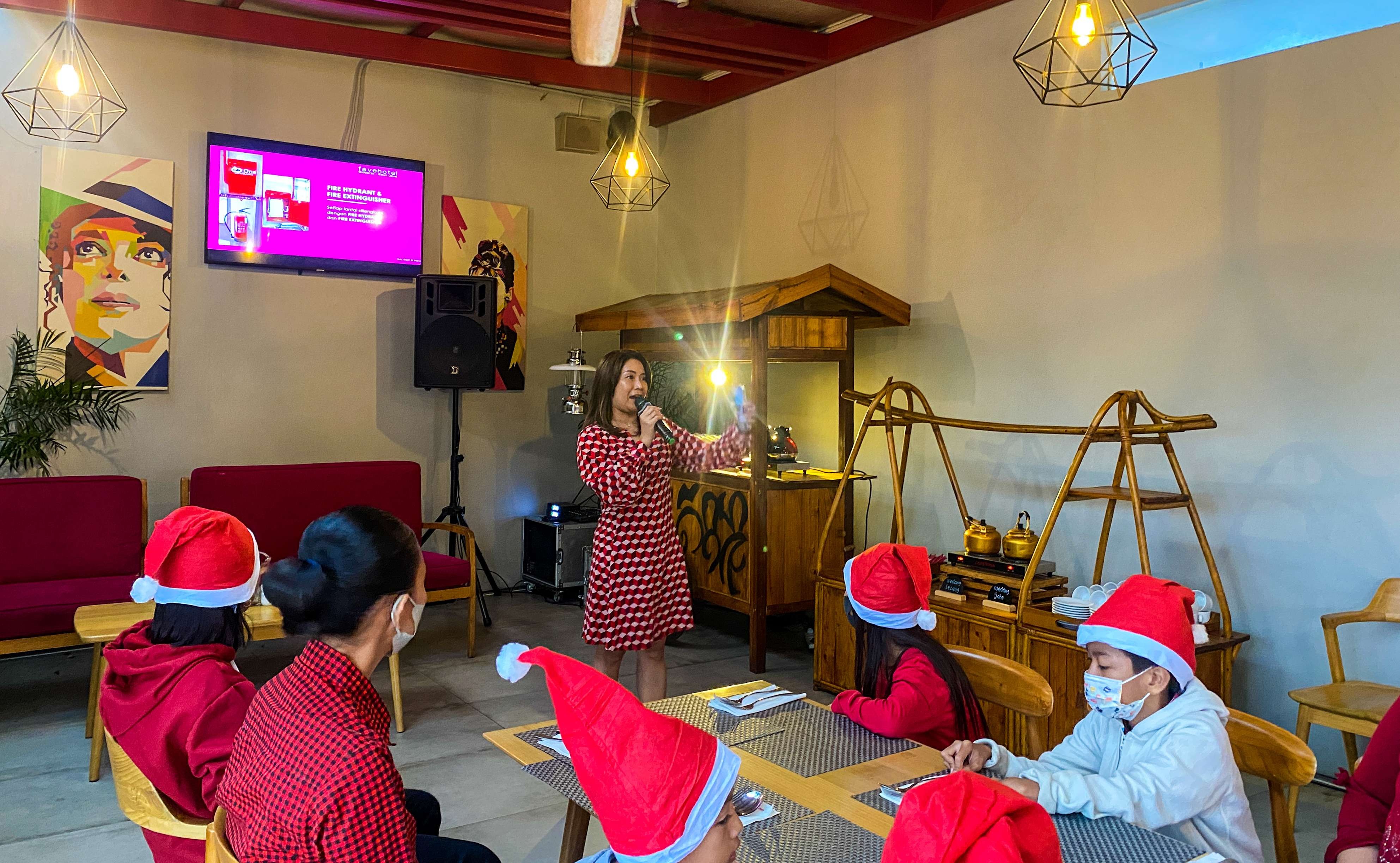 Anak-anak Panti Asuhan Dorkas saat rayakan natal di hotel Sidoarjo (foto : Aini/Ngopibareng.id)