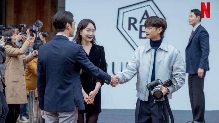 Minho SHINee (kanan) beradegan akting sebagai fotografer mode profesional di drakor The Fabulous. (Foto: Netflix)