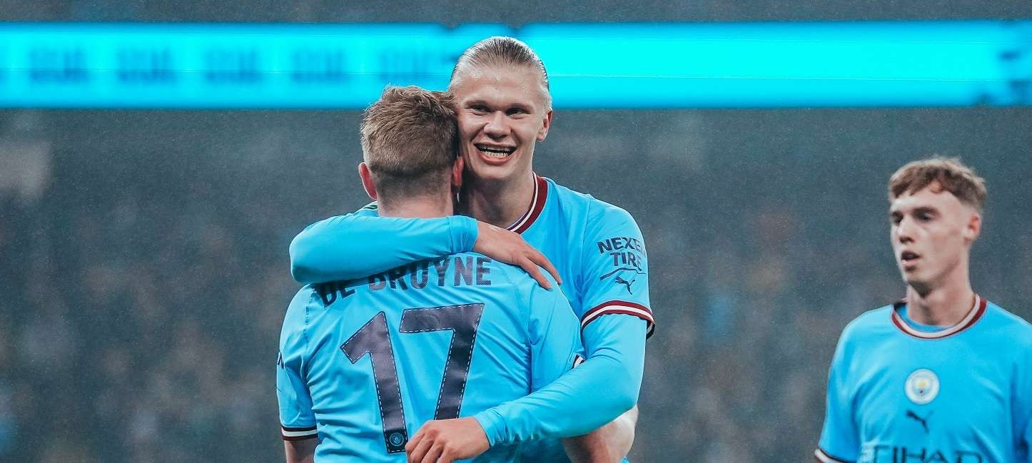 Erling Haaland mencetak gol pembuka saat Manchester City menang 3-2 atas Liverpool di babak 16 besar Piala Liga 2022/2023. (Foto: Twitter/@ManCity)