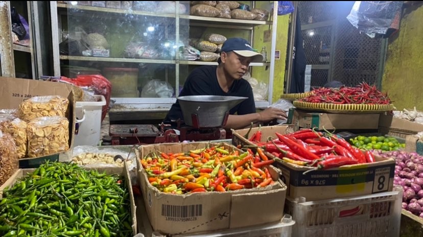 Pedagang bahan pokok di Pasar Besar, Kota Malang (Foto: Lalu Theo/ngopibareng.id)