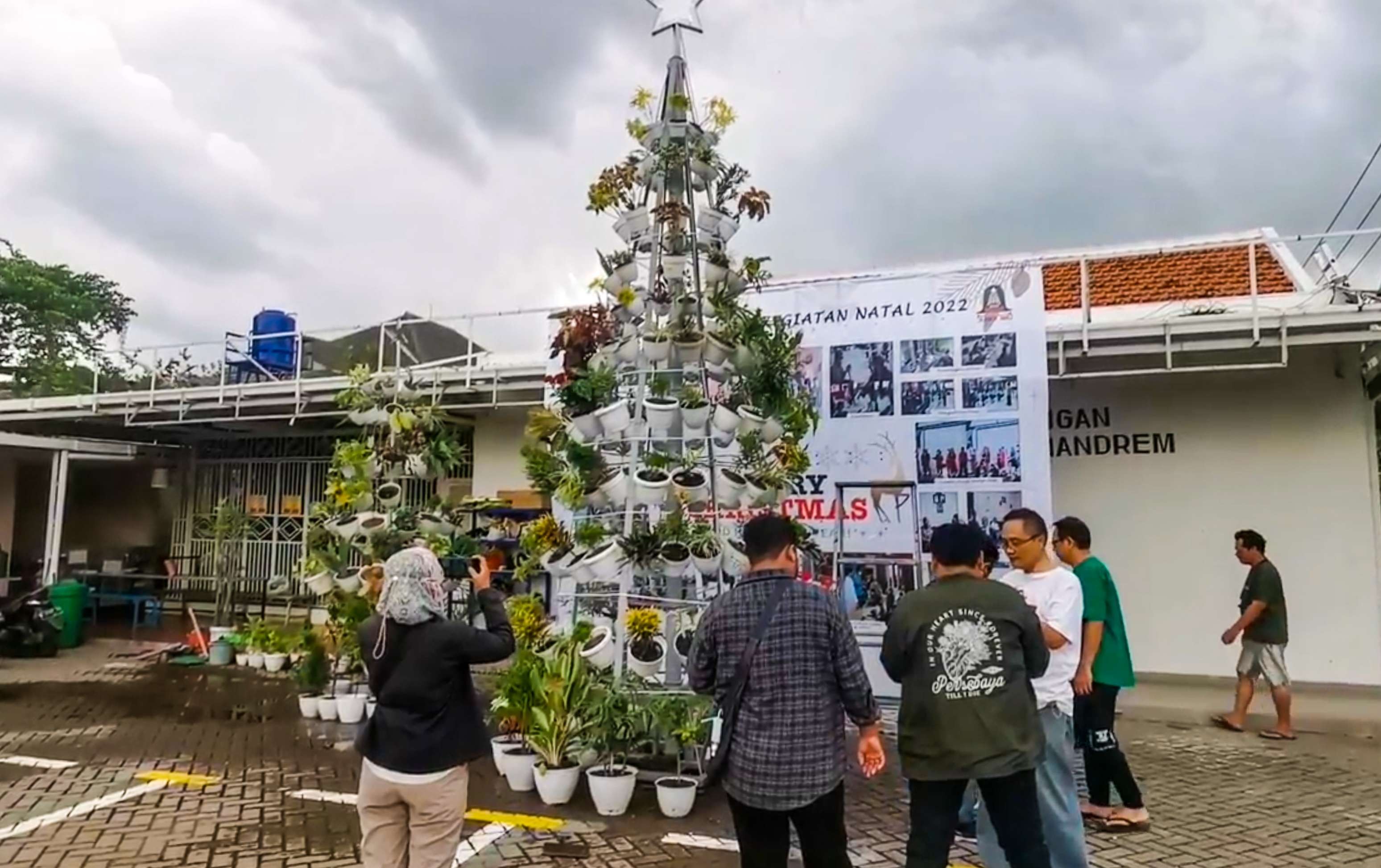 Pohon natal unik dari berbagai jenis tanaman hias (foto : Aini/Ngopibareng.id)