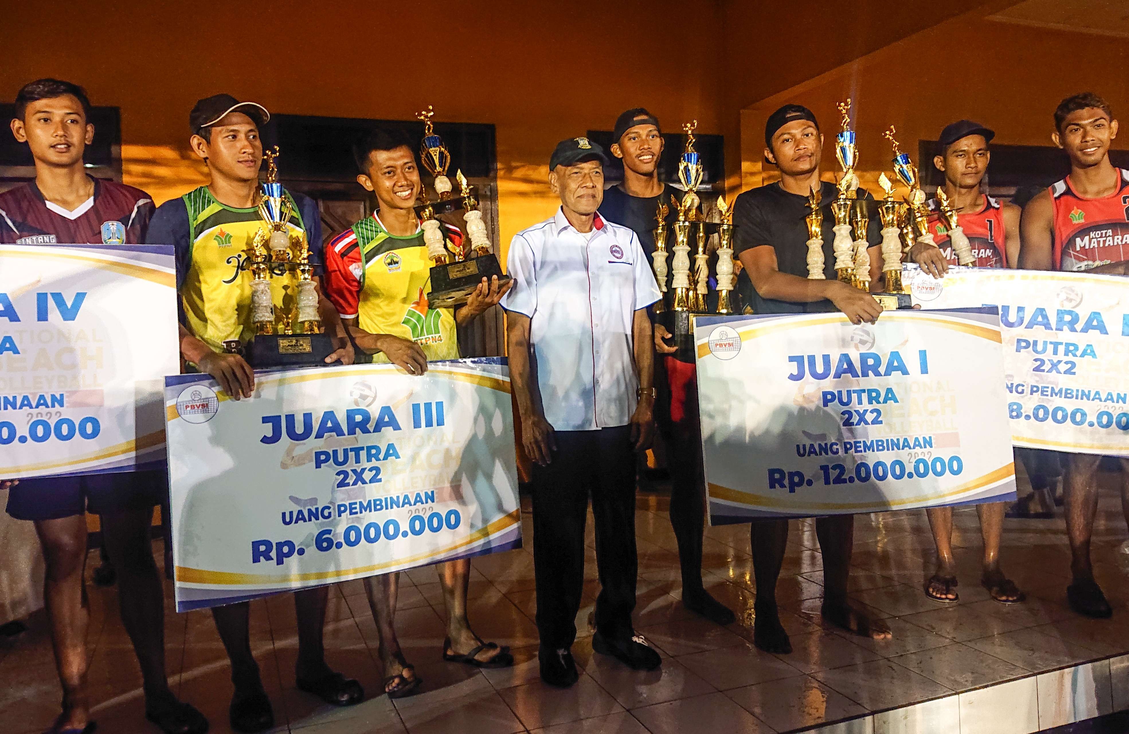 Penyerahan piala kepada para juara liga voli pantai nasional 2022 (foto : Aini/Ngopibareng.id)