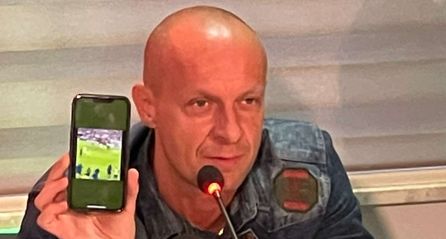 Szymon Marciniak menunjukkan bukti bahwa pemain cadangan Prancis juga melakukan aksi yang sama dengan Argentina sesaat usai gol ketiga Kylian Mbappe. (Foto: Twitter)