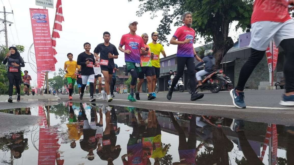 Gubernur Jawa Tengah Ganjar Pranowo (bertopi) saat ikuti lari 5k di Solo, Sabtu, 24 Desember 2022. (Foto: dok. Humas Pemprov Jateng)