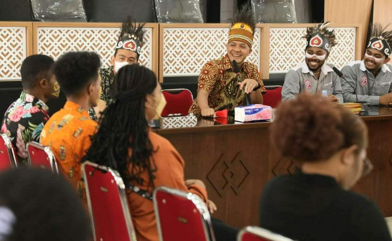 Gubernur Jawa Tengah Ganjar Pranowo saat berdialog dengan jemaat gereja di Surakarta. (Foto: dok Humas Pemprov Jateng)