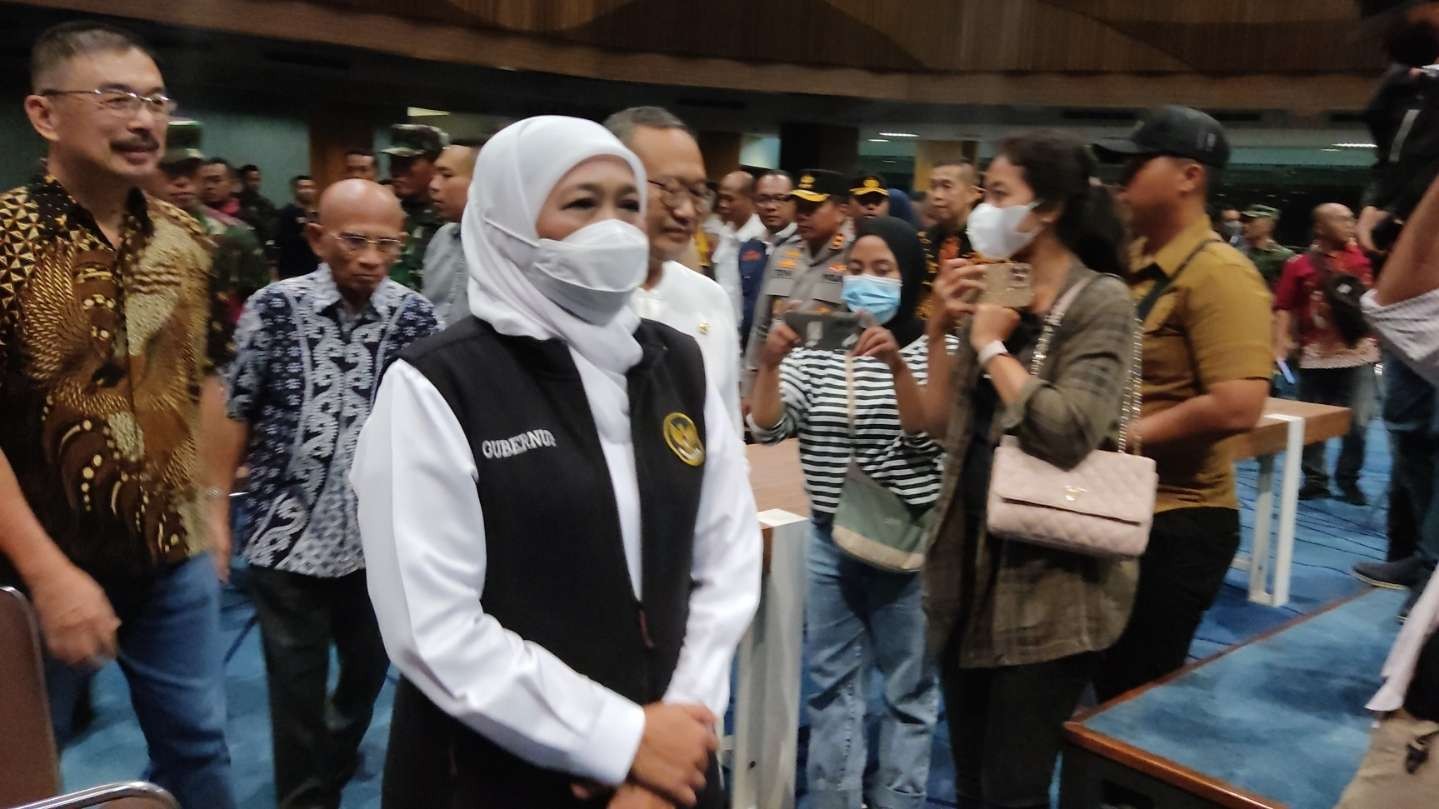 Gubernur Jatim, Khofifah Indar Parawansa saat meninjau persiapan ibadah Natal di Gereja Bethany, Surabaya, Sabtu 24 Desember 2022. (Foto: Fariz Yarbo/Ngopibareng.id)