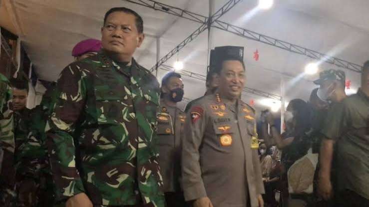 Panglima TNI Laksamana Yudo Margono dan Kapolri Jenderal Pol Listyo Sigit meninjau Misa Natal di Gereja Katedral Jakarta Pusat, Sabtu 24 Desember 2022. (Foto: VOI)