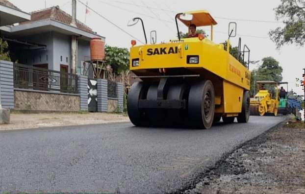 Pengaspalan jalan kabupaten yang rusak di Bondowoso selama 2022 belum tuntas 100 persen. (Foto: Guido Saphan/Ngopibareng.id)