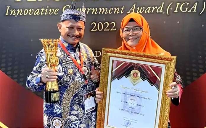 Bupati Situbondo Karna Suswandi dan Wabup Khoirani menerima trofi dan piagam Kabupaten Terinovatif Indonesia 2022 dari Kemendagri. (foto:humas protokol Situbondo)