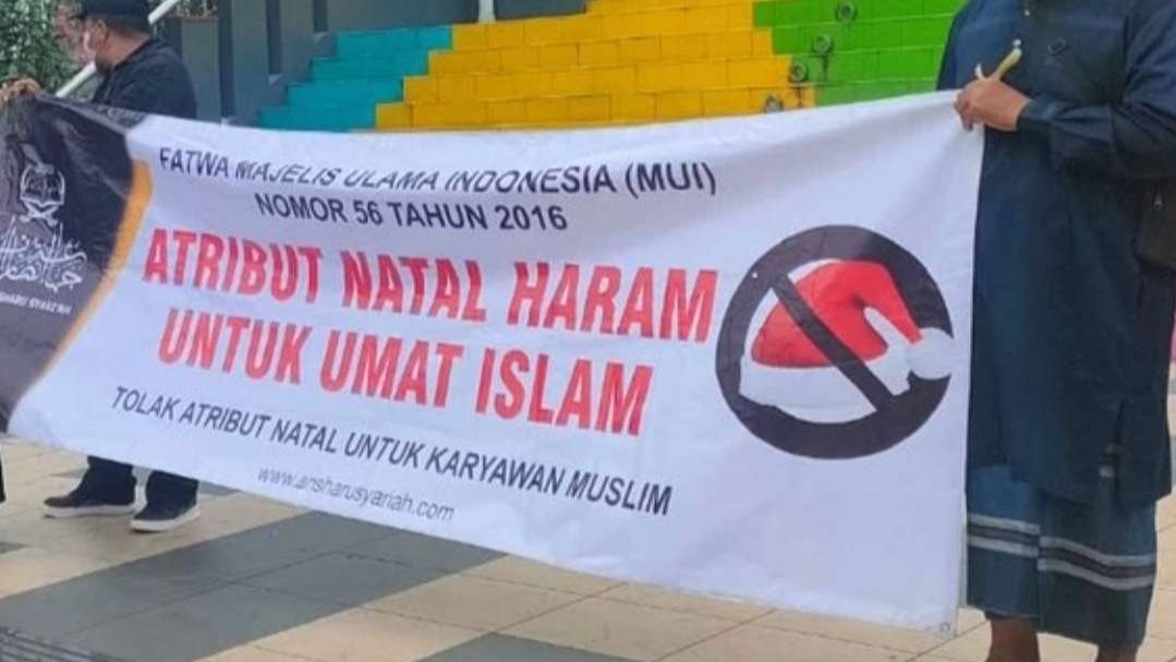 Sekelompok orang bentangkan spanduk SARA di area dekat Kapas Krampung Plaza atau Kaza Mall Surabaya. (Foto: Dokumentasi BPBD)