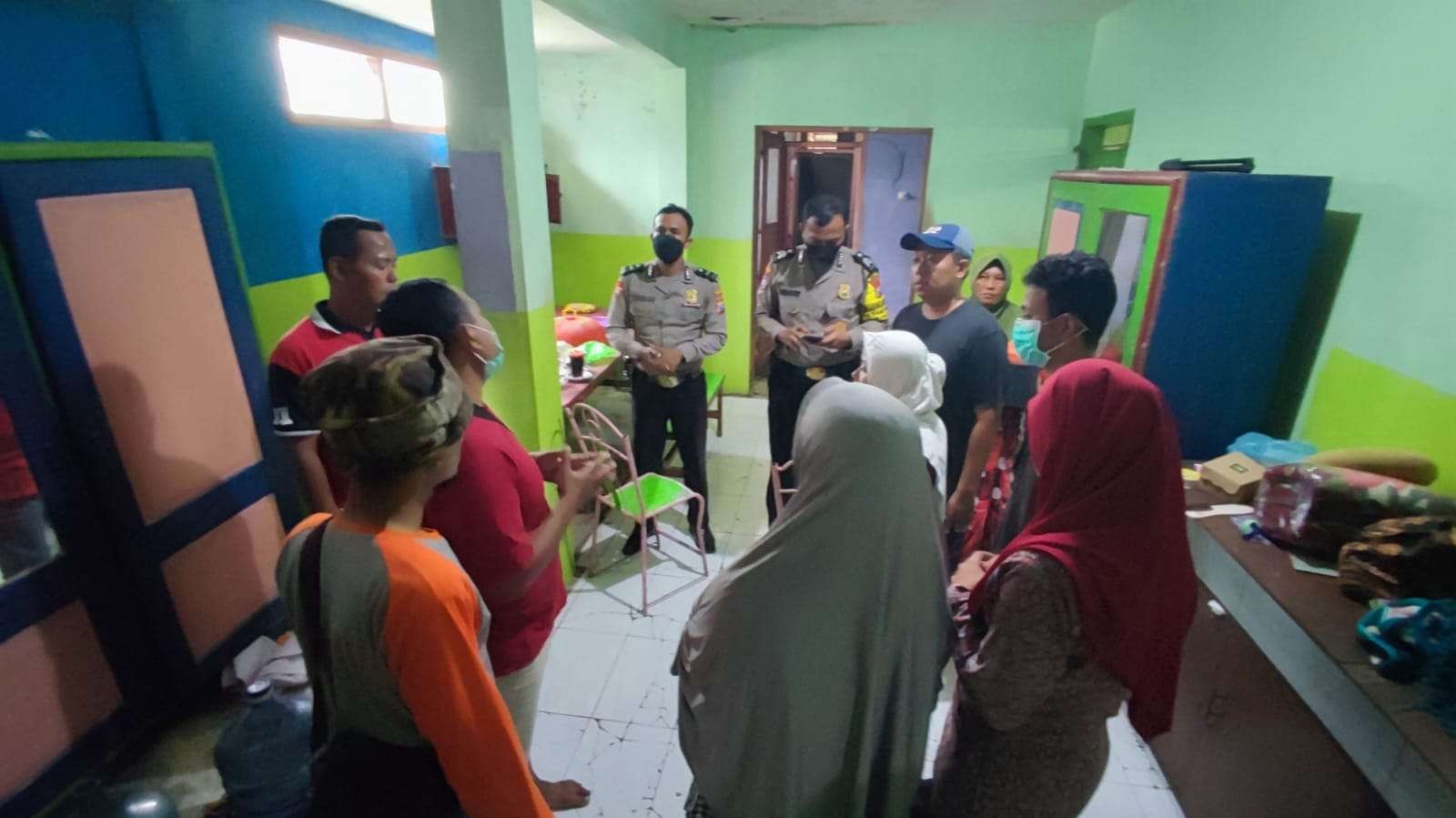 Keterangan Foto : Petugas Polsek. Sukodadi saat me datangi rumah korban(Foto: Istimewa)