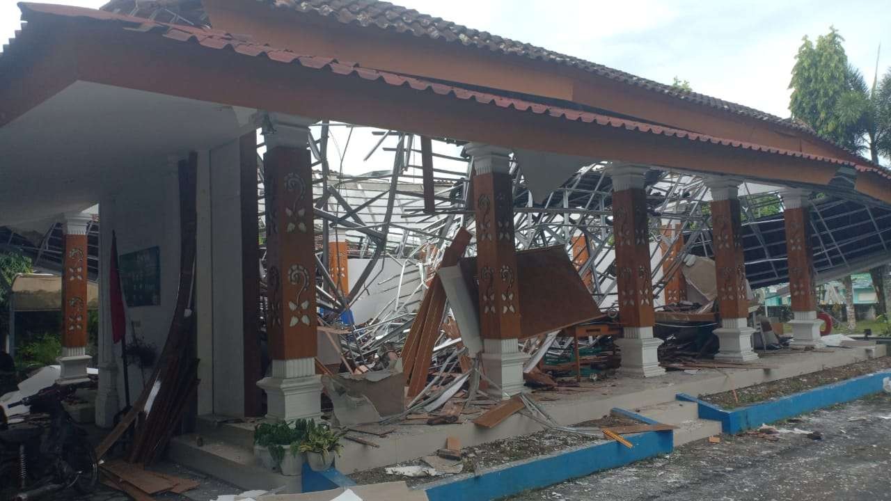 Kondisi pendopo Kecamatan Cluring yang ambruk menjelang tengah malam tadi (foto: istimewa)