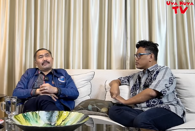 Pengacara Kamaruddin Simanjuntak dan Uya Kuya dilaporkan ke polisi terkait podcast berjudul Polisi Pengabdi Mafia di Uya Kuya TV. (Foto: YouTube)