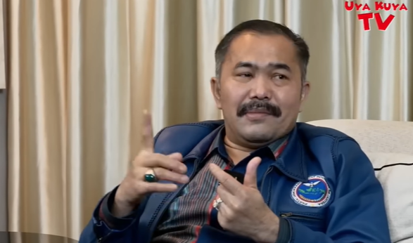 Kamaruddin Simanjuntak dilaporkan ke polisi soal konten Polisi Pengabdi Mafia di podcast Uya Kuya. (Foto: YouTube)