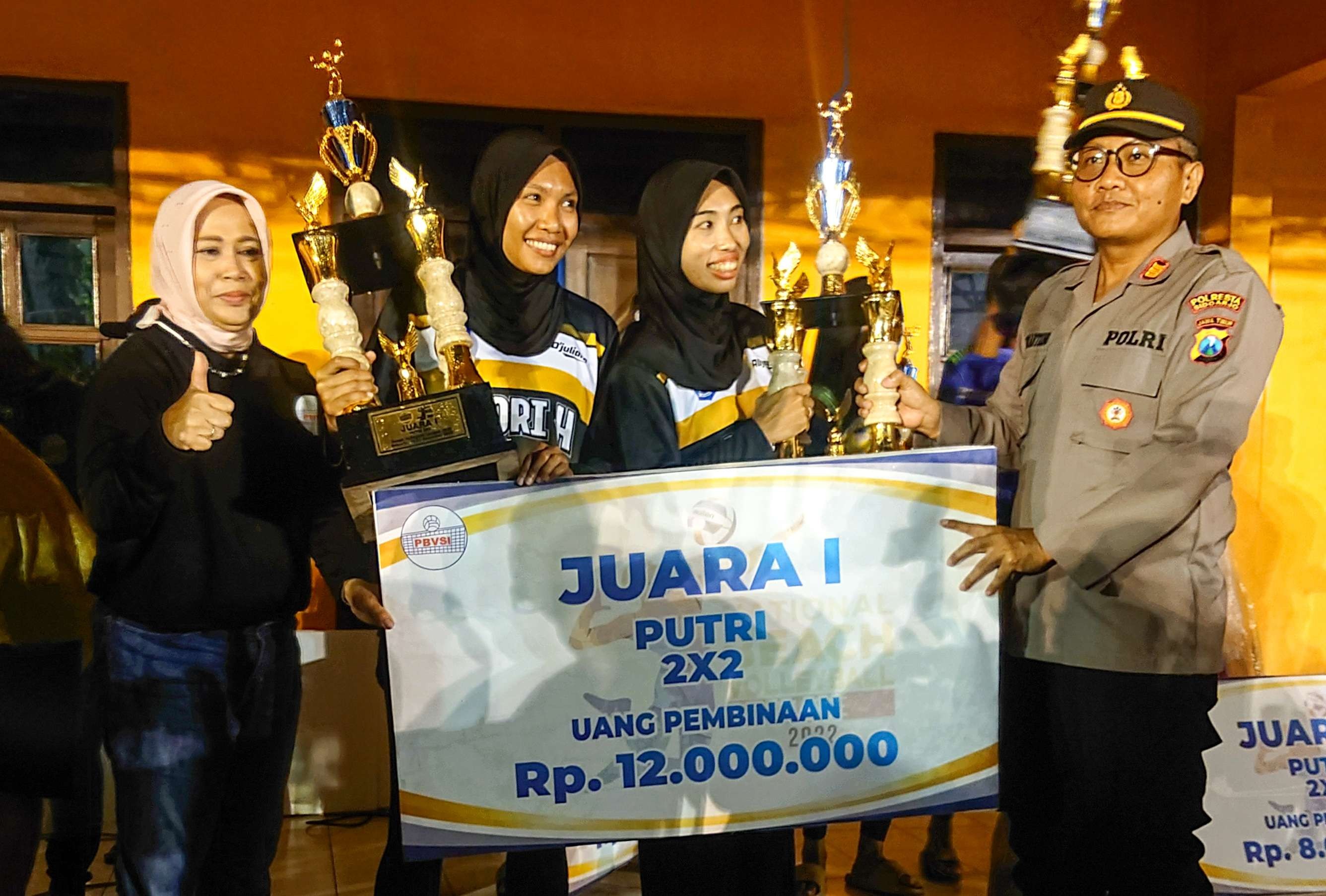 Tim Mori NTB putri saat penerimaan piala juara I Putri 2x2 Liga Voli Pantai Nasional 2022. (Foto: Aini Arifin/Ngopibareng.id)