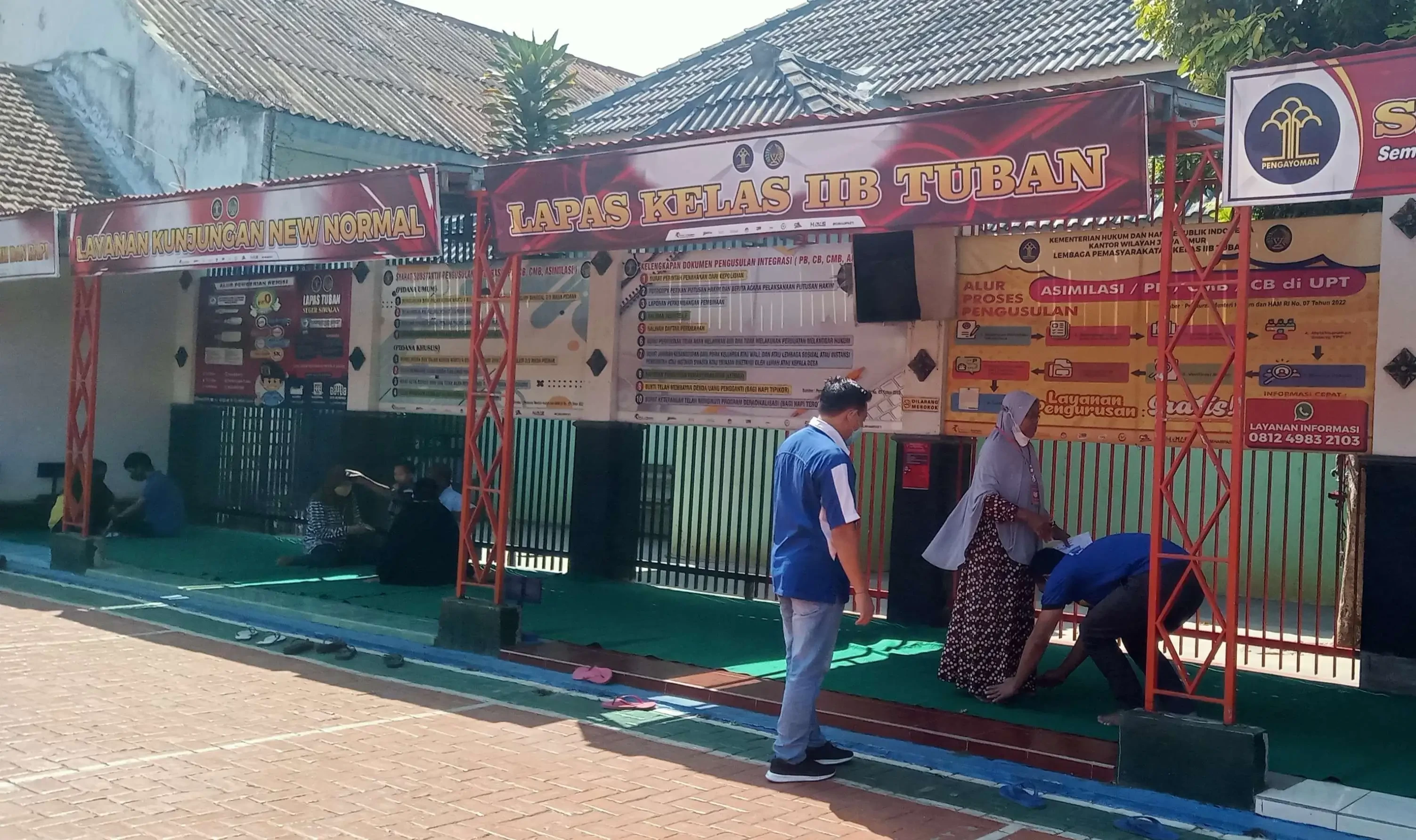 Narapidana di Lapas Kelas II B Tuban untuk pertama kalinya mendapatkan izin kunjungan tatap muka dengan keluarga, setelah dua tahun ditiadakan karena pandemi Covid-19. (Foto: Khoirul Huda/Ngopibareng.id)