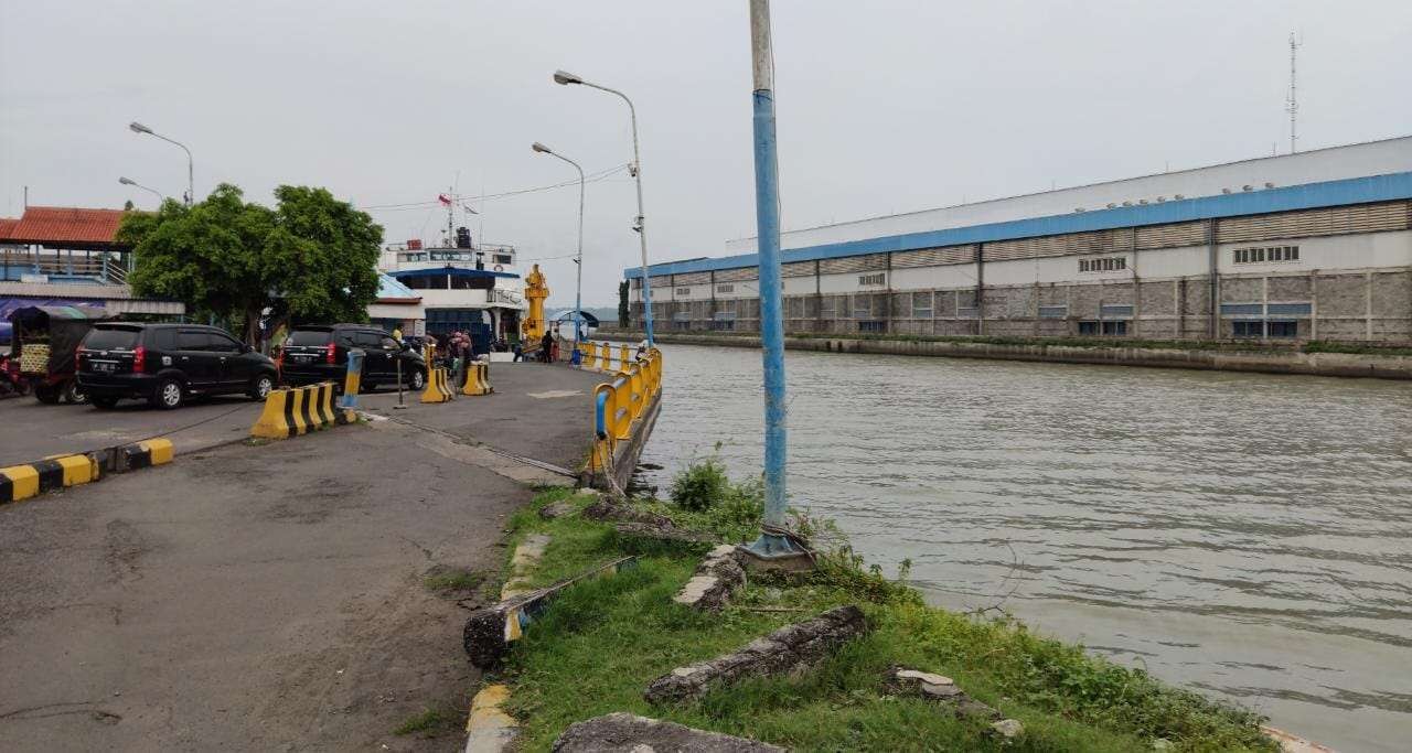 Suasana Dermaga Penyeberangan Ujung-Kamal, Surabaya, Senin 26 Desember 2022. (Foto: Fariz Yarbo/Ngopibareng.id)