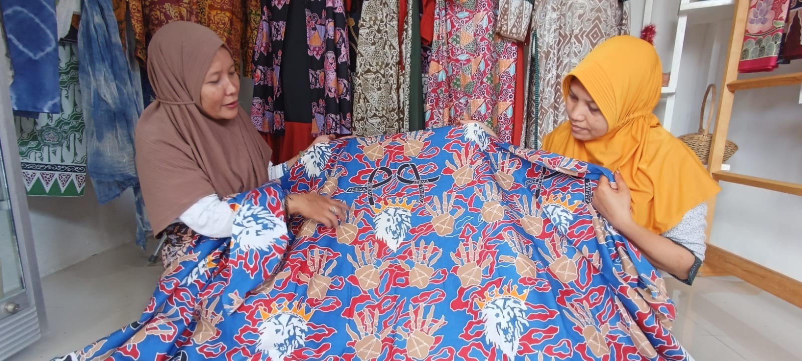 Batik Tulis mengambil tema motif Tragedi Kanjuruhan (Foto: Lalu Theo/ngopibareng.id)