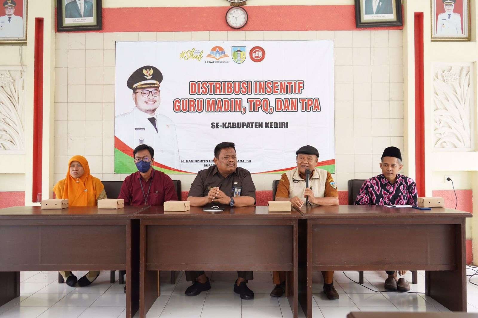 Bupati Kediri Hanindhito Himawan Pramana kembali menyalurkan bisyaroh atau insentif bagi ribuan guru ngaji di Kabupaten Kediri (Foto Istimewa Kominfo Kabupaten Kediri)