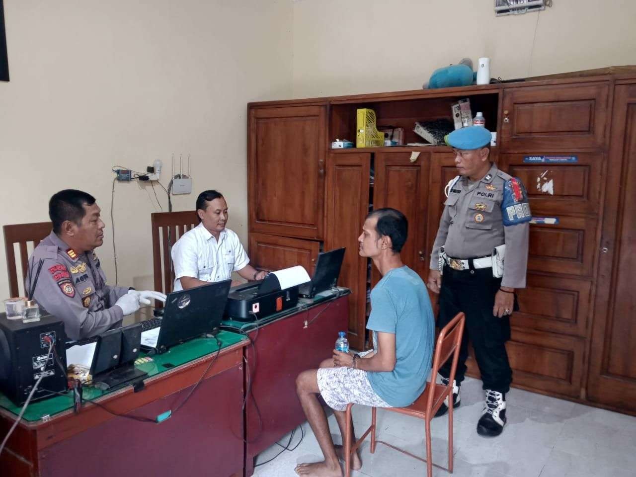 Seorang anak tega membacok ayah kandungnya sendiri diduga lantaran merasa tersinggung dimarahi setelah diingatkan untuk mengerjakan salat malam. (Foto: Fendi Lesmana/Ngopibareng.id)