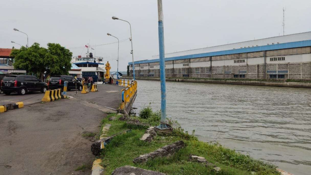 Suasana di dermaga Penyeberangan Ujung-Kamal, Surabaya, Senin 26 Desember 2022. (Foto: Fariz Yarbo/Ngopibareng.id)