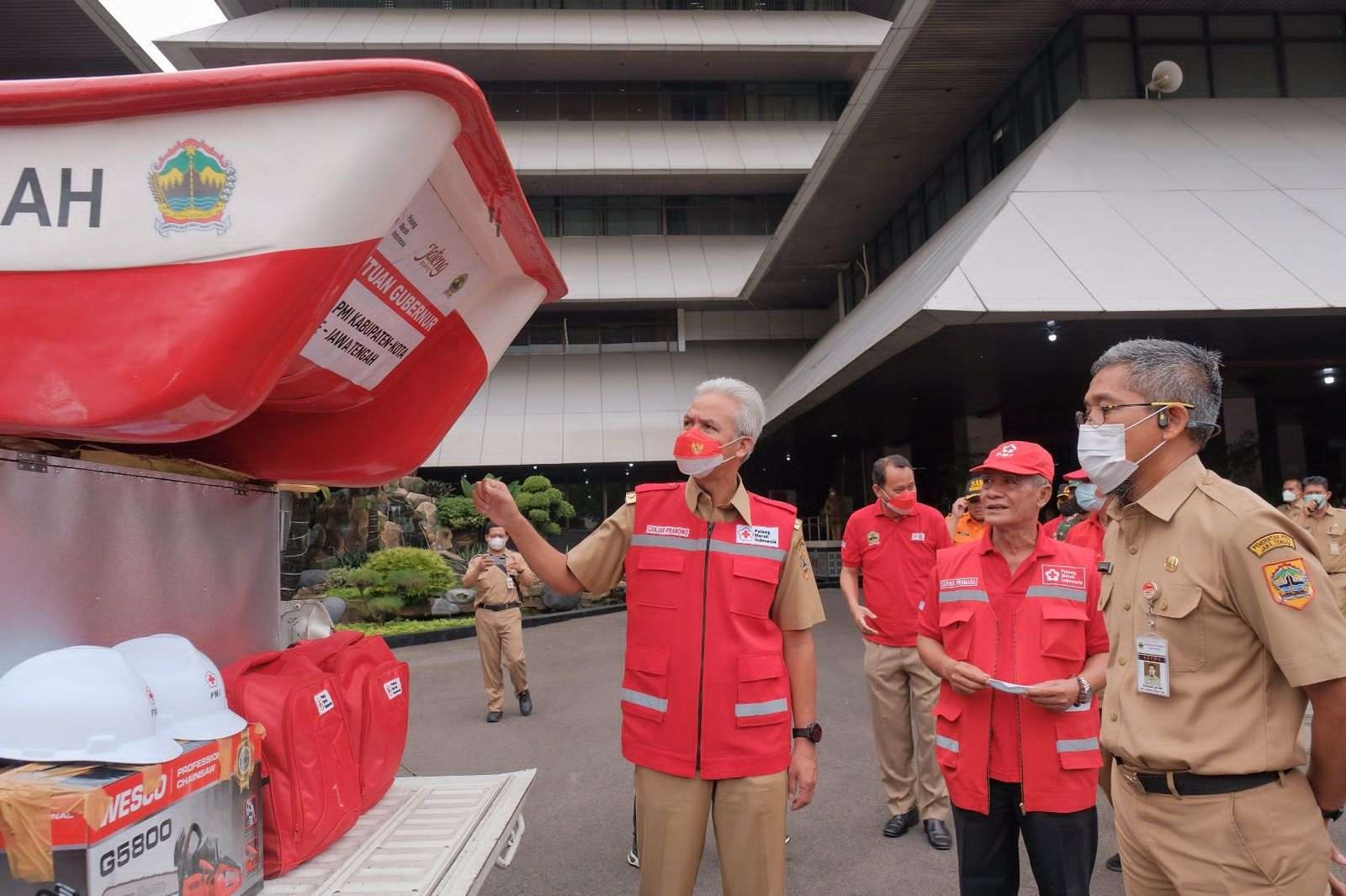 Gubernur Ganjar Pranowo menyerahkan bantuan peralatan kedaruratan bencana senilai Rp 1,5 miliar untuk PMI Jawa Tengah, Senin, 26 Desember 2022. (Foto: Dokumentasi Jateng)