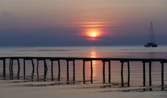 Ratusan wisatawan terjebak di Karimunjawa akibat gelombang laut yang tinggi. Mereka yang terjebak mulai tiba per 21 Desember 2022. (Foto: Unsplash)