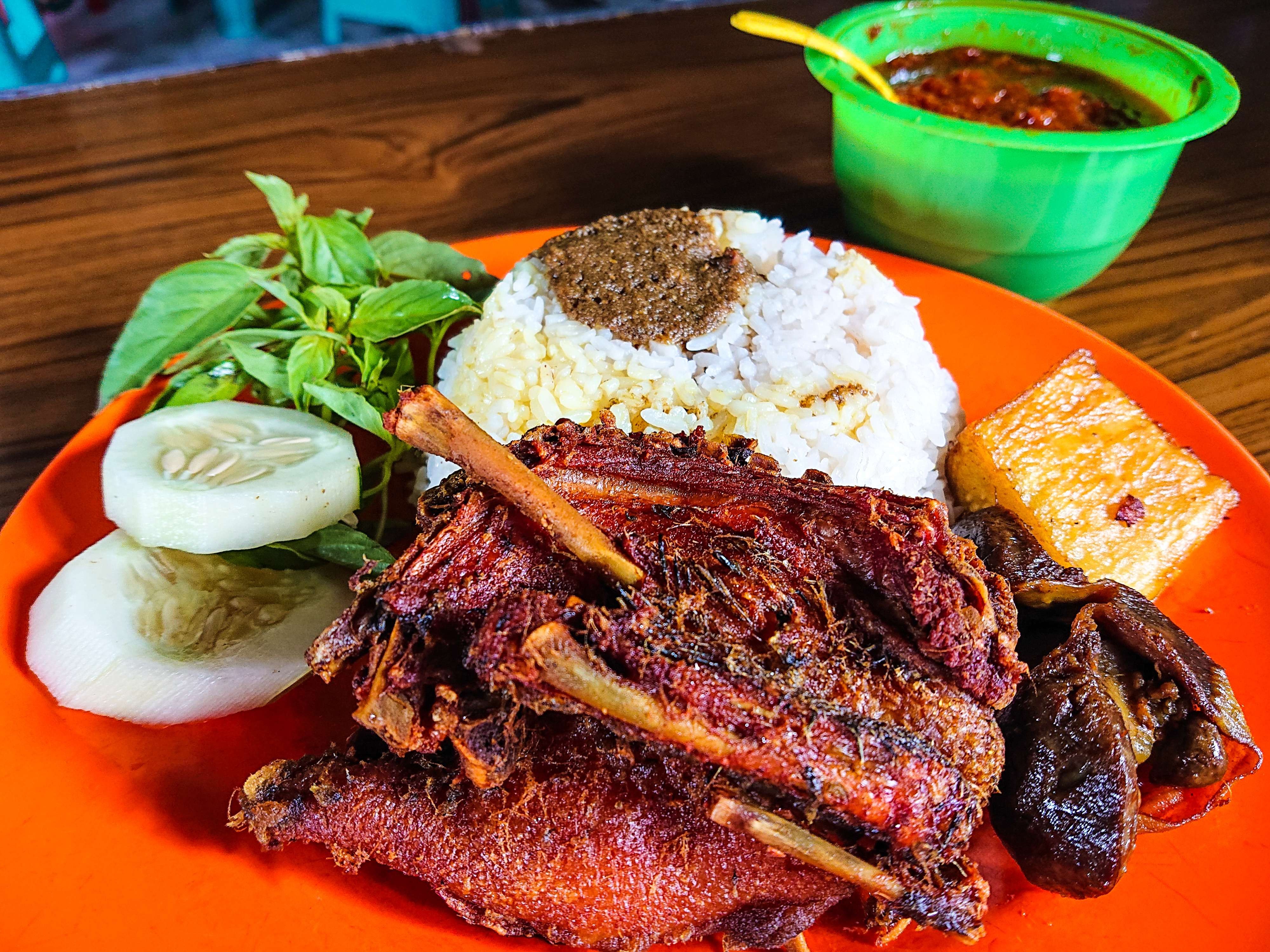 Gurihnya Nasi bebek goreng bagong Sidoarjo (foto: Aini/Ngopibareng.id)