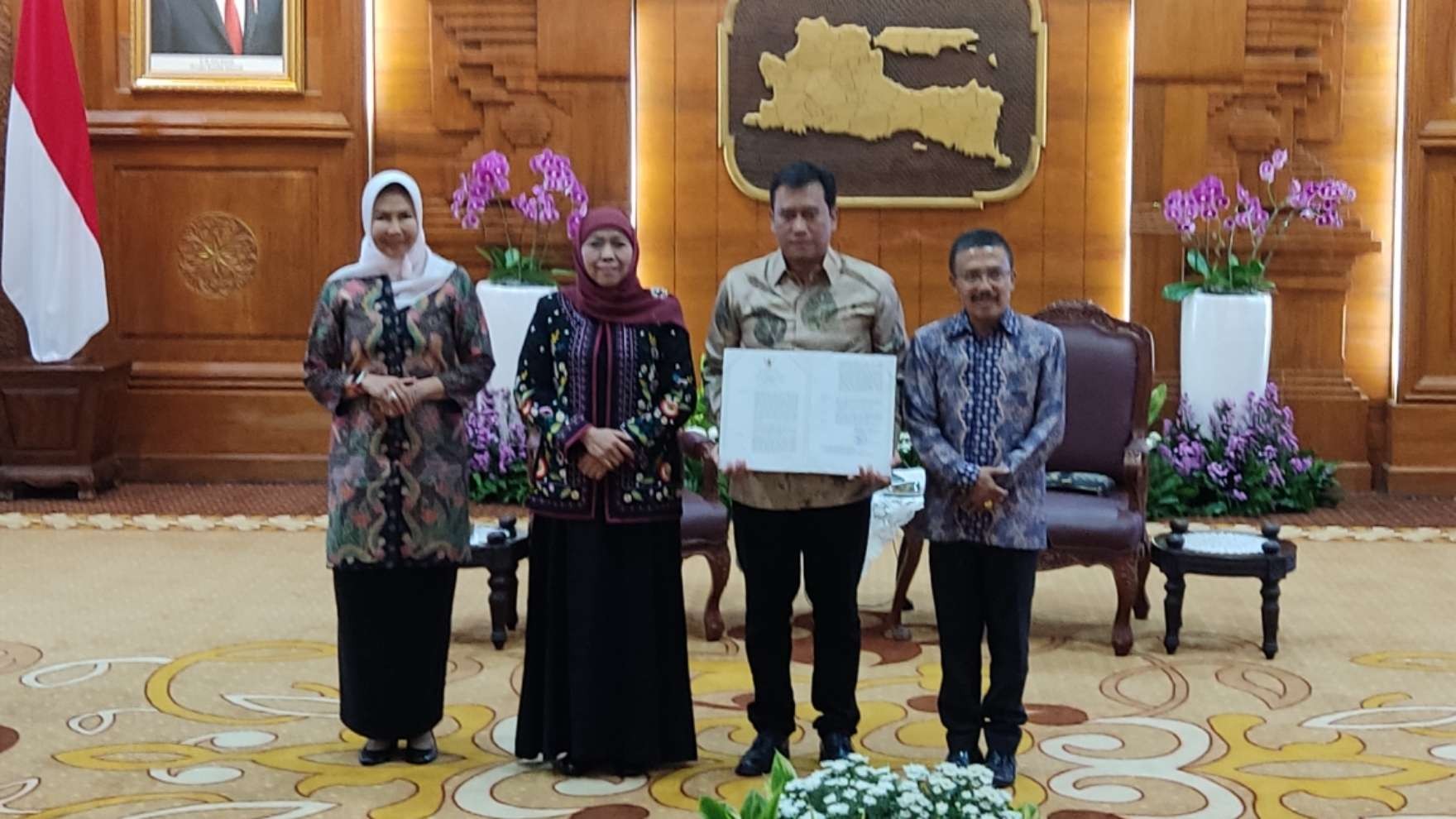 Gubernur Jatim, Khofifah Indar Parawansa usai menyerahkan SK Plh Walikota Batu kepada Zadim Efisiensi di Gedung anegara Grahadi, Surabaya, Senin 26 Desember 2022. (Foto: Fariz Yarbo/Ngopibareng.id)