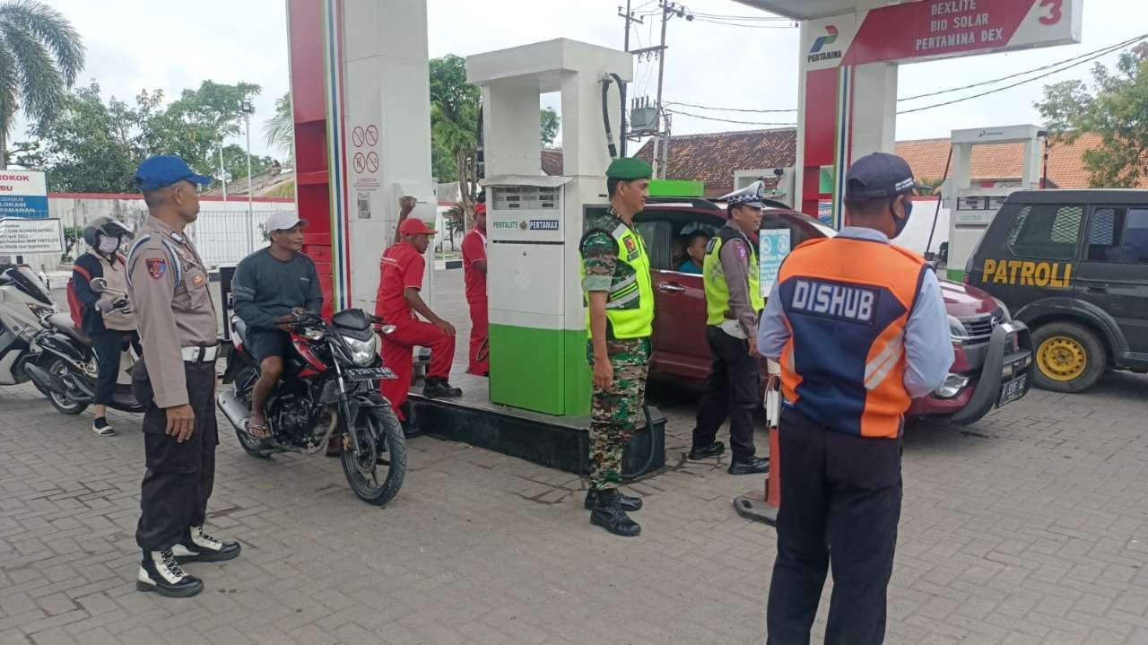 Tim gabungan TNI-Polri dan Pemerintah Bojonegoro melakukan pengecekan stok BBM di Stasiun Pengisian Bahan Bakar Umum (SPBU) di Kecamatan Padangan Senin 26 Desember 2022.(Foto: dok. Humas Polres Bojonegoro)