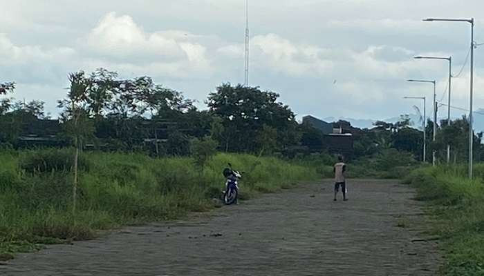 Jalan di belakang Perumahan Bumi Tegal Besar yang menjadi lokasi tindakan ekshibisionis tampak sepi (Foto: Istimewa)