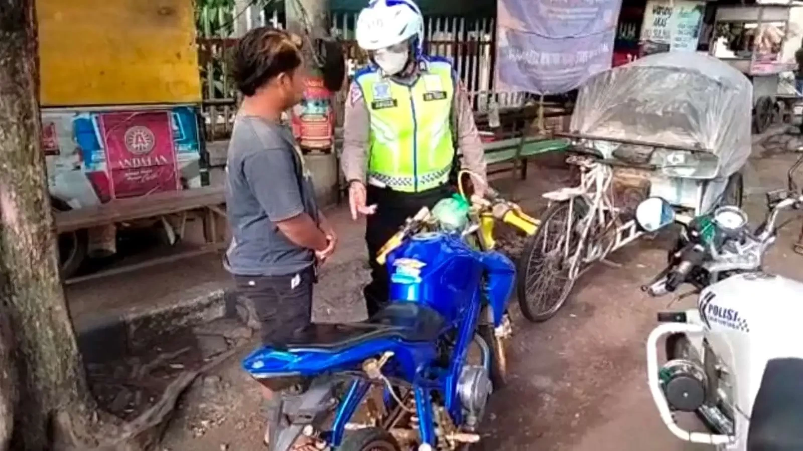 Pelanggar lalu lintas sengaja mencopot nomor pelat sepeda motornya yang protolan. (Foto: Ikhsan Mahmudi/Ngopibareng.id)