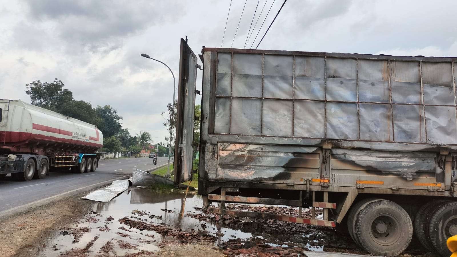 Kondisi truk box tronton yang terbakar sudah ditepikan oleh petugas (dok. Polsek Widang)