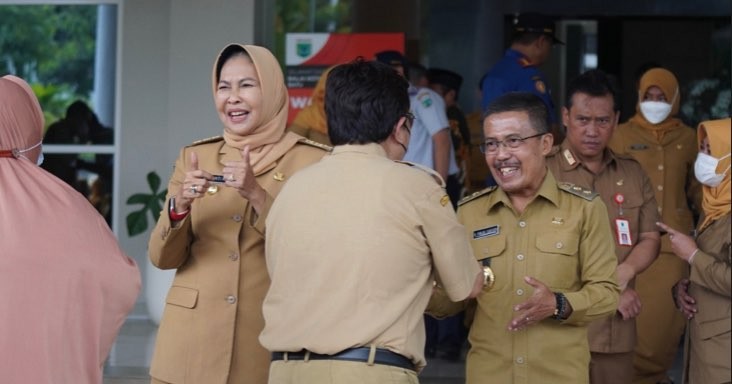 Walikota Batu, Dewanti Rumpoko (kiri) dan Wakil Walikota Batu, Punjul Santoso (kanan) saat berpamitan dengan ASN di Balaikota Among Tani (Foto: Diskominfo Kota Batu)