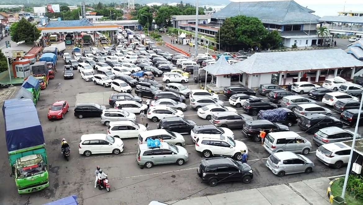 Penumpukan kendaraan di area Pelabuhan Ketapang, Banyuwangi. (Foto: Dewa for Ngopibareng.id)