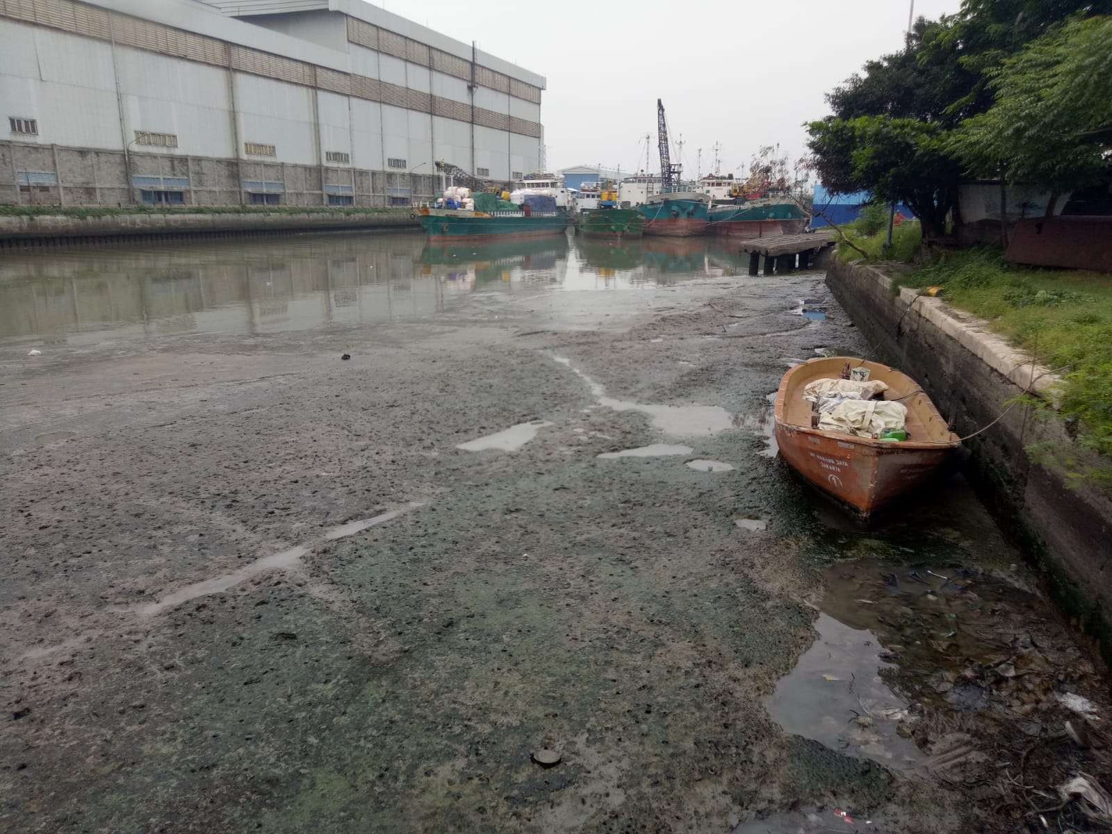 Air Surut di pelabuhan Ujung Kamal saat gelombang air laut tinggi. (Foto: Ist)