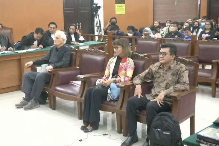 Franz Magnis Suseno (kiri) saat hadir sebagai saksi dalam persidangan di PN Jaksel, Senin 26 Desember 2022. (Foto: MPI)