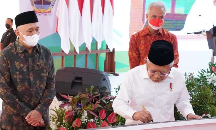 Wapres KH Ma'ruf Amin meresmikan secara serentak enam Pusat Layanan Usaha Terpadu Koperasi dan UMKM (PLUT KUMKM) yang tersebar di berbagai kabupaten/kota di Indonesia di PLUT KUMKM Kabupaten Semarang. (Foto: BPMI Setwapres)