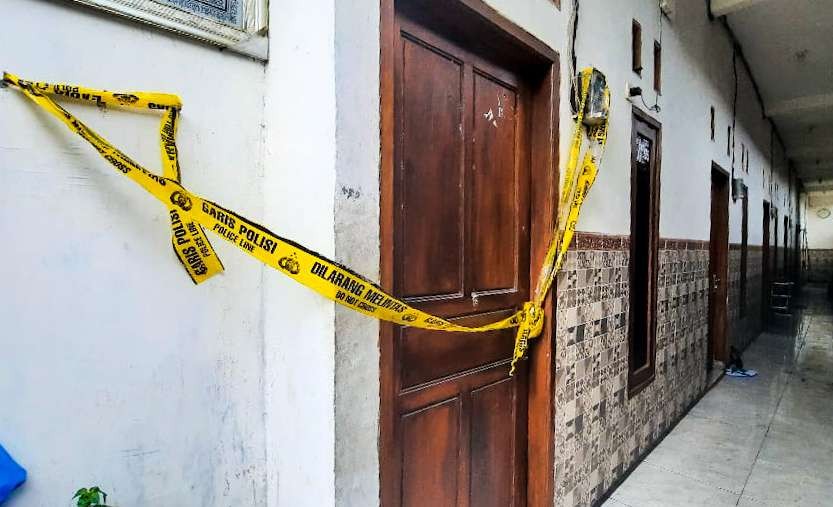 Garis polisi di pintu kamar kos korban (foto : Aini/Ngopibareng.id)