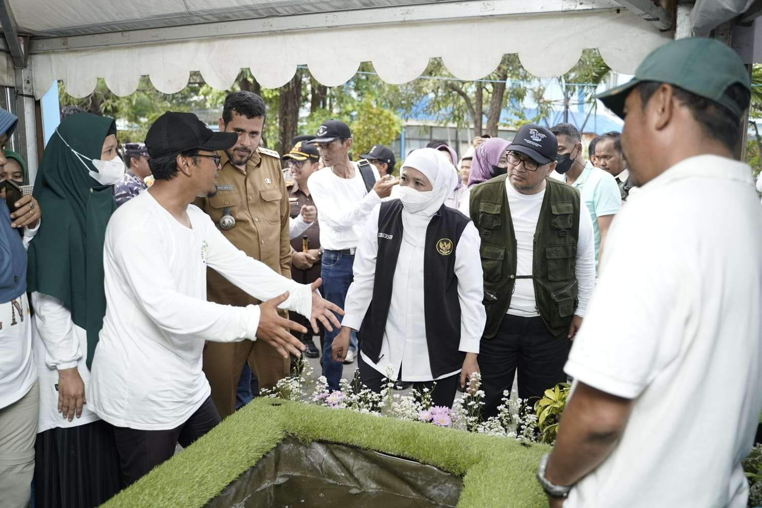 Gubernur Khofifah Indar Parawansa didampingi Kadis KP, Isa Ansori mendapat penjelasan teknologi budidaya ramah lingkungan di Pelabuhan Mayangan. (Foto: Oki Lukito)